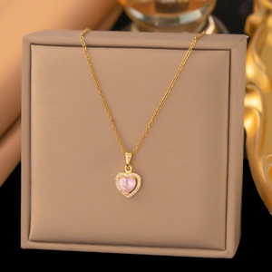 Detailaufnahme des herzförmigen rosa Edelsteinanhängers mit glitzernden weißen Kristallen