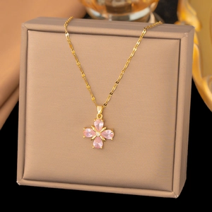 Halskette mit rosa Zirkonia-Blütenanhänger an eleganter goldener Kette für Damen