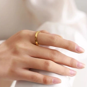 Eleganter goldener Ring mit geometrischem Facettenschliff im minimalistischen Design