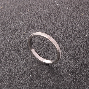 Minimalistischer Silberstahlring mit halb polierter und halb mattierter Oberfläche