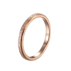 Rosegoldener Titanring mit einzigartigem Mix aus sandgestrahlter und glatter Optik