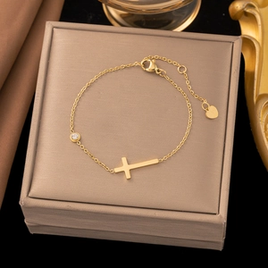 Minimalistisches Armband aus Gold-Titanstahl mit Kreuz, Zirkon und Herz-Anhänger
