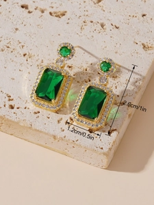 Détail de boucles d'oreilles émeraude avec placage en or et dimensions indiquées