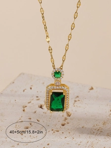 Détail du pendentif rectangle vert émeraude avec chaîne dorée et micro-pavage de diamants