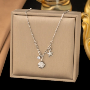 Silberne Ozean-Halskette mit Muschel- und Seesternanhängern in einer Geschenkbox