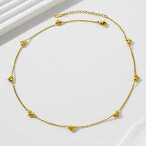 Elegante collar de acero inoxidable dorado con ocho dijes de corazón y circonitas