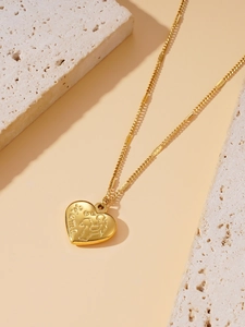 Détail du pendentif cœur doré avec gravure Mama et motif mère-enfant sur chaîne en O