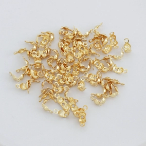 Primer plano de terminales bañados en oro de 18K para creación de joyería y collares DIY