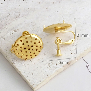 Dettaglio di clip per orecchini da 20mm placcati oro 14K con disco forato per gioielli