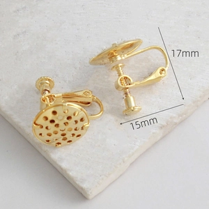Dettaglio macro del convertitore per orecchini placcato oro 14K con vite regolabile