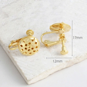 Dettaglio macro di componenti per orecchini a clip con vite placcati oro 14K e disco 17mm