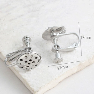 Orecchini a clip loto argento con dimensioni di 17mm x 12mm su una base di pietra