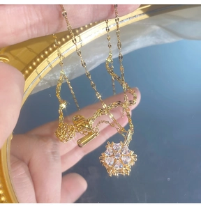 Detailaufnahme der goldenen Titan-Halskette mit funkelndem Schneeflocken-Anhänger und Zirkonia