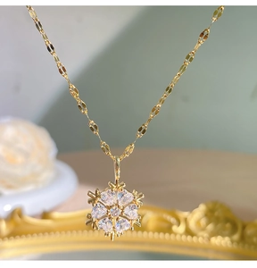 Nahaufnahme der goldenen Schneeflocken-Halskette mit funkelnden Zirkonia-Kristallen