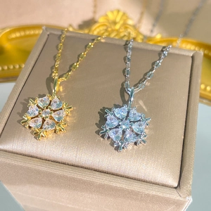 Exquisite goldene und silberne Schneeflocken-Anhänger mit Zirkonia-Kristallen im Herzschliff