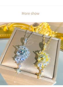 Dettaglio delle collane con unicorno in argento e oro con pietre di zirconia brillanti