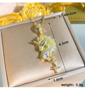 Dettaglio della collana con unicorno che mostra pietre in zircone e misure reali
