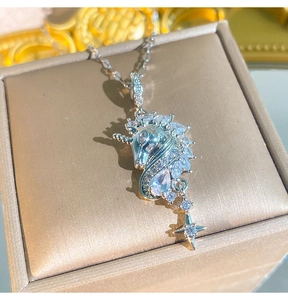 Macro del ciondolo unicorno in argento con pietre di zirconia su portagioie elegante