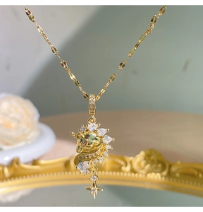 Dettaglio della collana con ciondolo a forma di unicorno dorato con cristalli di zirconi