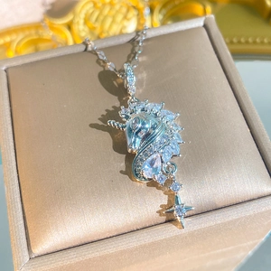 Lussuosa collana unicorno in argento con zirconi bianchi e ciondolo a stella su portagioie