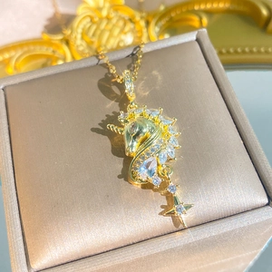 Collana di lusso a forma di unicorno dorato con zirconi brillanti e ciondolo a stella