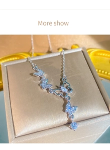 Détails du collier pendentif papillon argenté avec cristaux bleus et diamants étincelants
