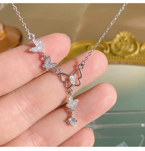 Détail du collier papillon avec pavé de zircones et pierres de taille marquise brillantes