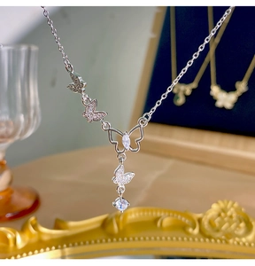 Détails de collier papillon argenté avec zircons brillants et pendentif en cristal pur