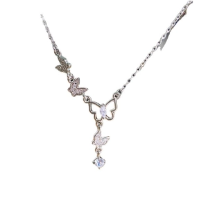 Collier papillon argenté élégant avec cristaux de zircone brillants pour femmes