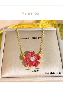Dettaglio della collana a fiore con dimensioni di 40+5cm di lunghezza e 1,5cm di larghezza