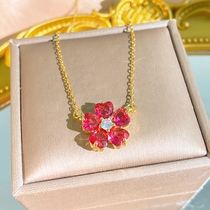 Collana con Ciondolo a Forma di Fiore con Cuore Rosso Portafortuna in Acciaio al Titanio e Rame Zirconia Gioielli Donna