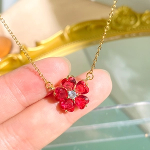 Elegante collana in titanio dorato con petali di cuore in zircone rosso stile ciliegio