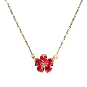 Collana a fiori di ciliegio dorata con pietre rosse a cuore e diamante centrale luminoso