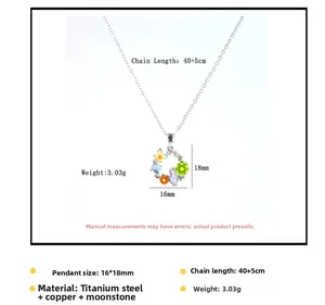 Dettaglio della collana gatto con pietra di luna, fiori colorati e misure della catenina