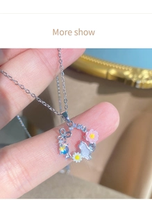 Dettaglio di una collana con ciondolo a coniglietto fiorito e gemme blu lucenti