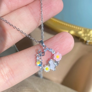 Squisita Collana con Pendente a Ghirlanda di Gattino in Acciaio al Titanio Donna Dolce Floreale Conchiglia Zirconia Gioielli