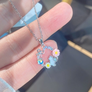 Collana con ciondolo ghirlanda floreale, diamanti scintillanti e ciondoli colorati
