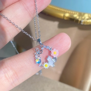Collana con ciondolo a ghirlanda di gatto floreale in acciaio inossidabile argento con cristalli