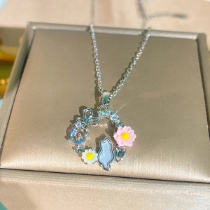 Squisita collana con ciondolo a ghirlanda di fiori e gatto, cristalli in portagioie