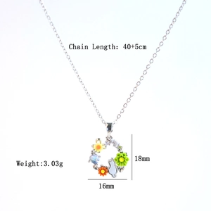 Collana in argento con ciondolo gatto in ghirlanda floreale colorata per donna elegante