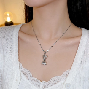 Elegante collar con colgante de reloj de arena plateado con circonitas en cadena fina en O
