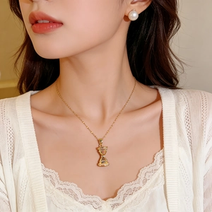 Elegante collar con colgante de reloj de arena dorado y circonitas brillantes en cadena fina