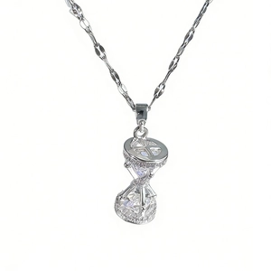 Elegante collar de reloj de arena de acero inoxidable con cristales de circón en cadena de plata