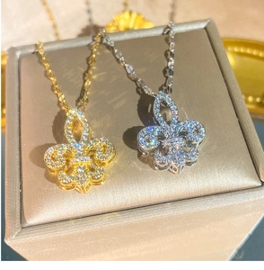 Dettaglio dei pendenti a giglio in oro e argento con brillanti zirconi incastonati