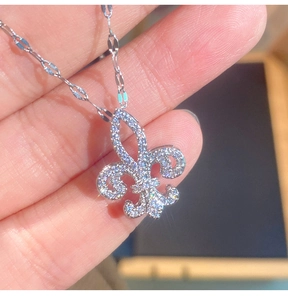Dettaglio di una collana con ciondolo a giglio in argento e zirconi scintillanti