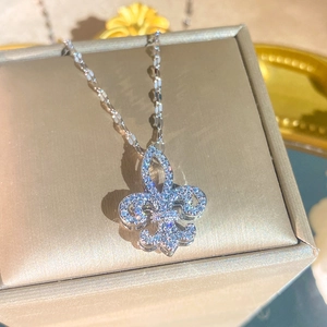 Collana raffinata con ciondolo a giglio in acciaio al titanio e cristalli di zircone