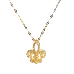 Collana dorata con ciondolo a giglio con zirconi e catena geometrica dal design unico