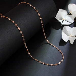Minimalistische 18k Roségold plattierte Titanstahl Gliederkette auf schwarzem Grund