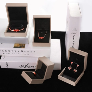 Conjunto de joyas de oro rosa con corazones esmaltados rojos en caja de lujo