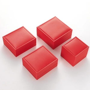 Detalle de estuches rojos con textura cepillada para anillos, pendientes y collares